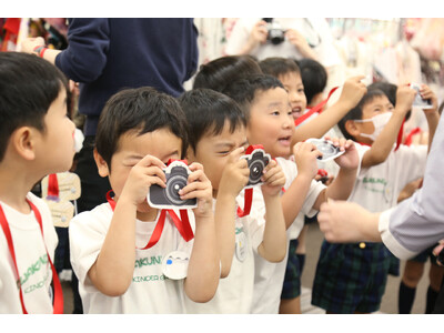 山口県内の幼稚園に通う年長さんを店舗に招いて「写真撮影と手作りフォトフレーム制作」ワークショップを無料開催