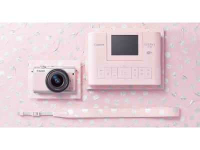 ミラーレスカメラ「EOS M100」とコンパクトフォトプリンター「SELPHY CP1300」を組み合わせたリミテッドピンクフォトキットを数量限定で発売