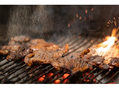 国産生豚肉を使用した「骨付きカルビつぶら屋」が、2024年4月26日(金)に名古屋市中区新栄にGRAND...