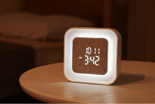 スマホに頼らない朝の目覚め。多機能な「置き型デジタル時計」新登場！