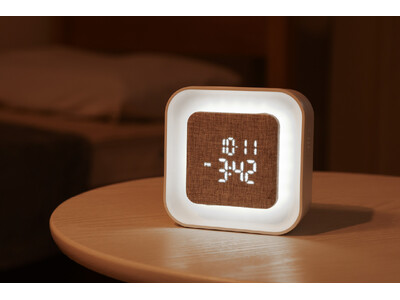 スマホに頼らない朝の目覚め。多機能な「置き型デジタル時計」新登場！