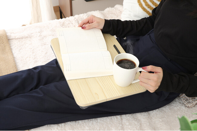 累計出荷額1億円突破シリーズの最新作!「どこでも使える膝上テーブル」登場。車内でのランチや、机のない場所での会議もサッと快適に。