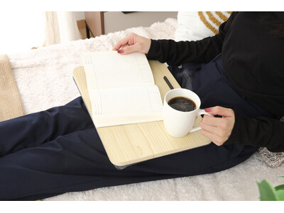 累計出荷額1億円突破シリーズの最新作！「どこでも使える膝上テーブル」登場。車内でのランチや、机のない場所での会議もサッと快適に。