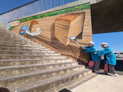 地層がバウムクーヘンに？伊豆大島ジオパークの大自然や文化をモチーフにしたトリックアート10作品が港でお出迎え