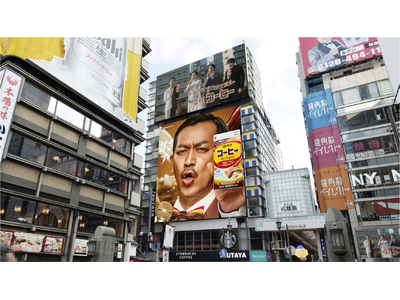 雪印コーヒー『甘さですべてを受け流せ。』プロジェクト、大阪篇始動「雪印コーヒー」の妖精“コーヒィ勝山”　関西初！大阪・道頓堀 大型広告「迫りすぎて受け流せないコーヒィ勝山」を掲出