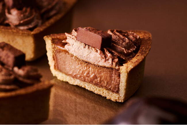 【新商品】チョコッと贅沢なバレンタイン♪ムース、ホイップ、生ショコラ …3つ重なるショコラの幸せ「焼きたてタルト 贅沢生ショコラチーズ」