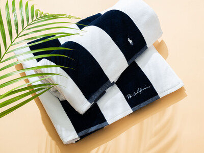 【ロンハーマン】Polo Ralph Lauren Homeに別注した、ネイビーとホワイトのストライプパターンが映えるビーチタオルが登場。