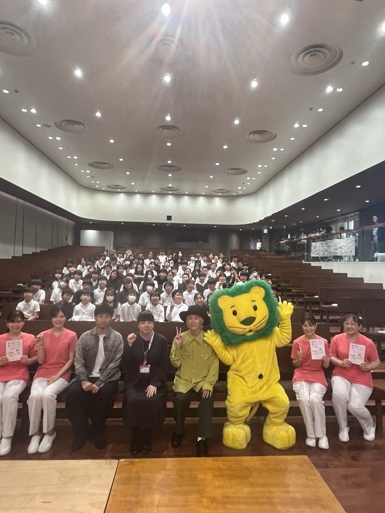 6月4日の虫歯予防デーに、港区観光大使「吉田山田」のお二人が港区立小中一貫教育校白金の丘学園白金の丘小学校の皆さんと、歯みがきのうた「イ～ハ～」を歌いました♪