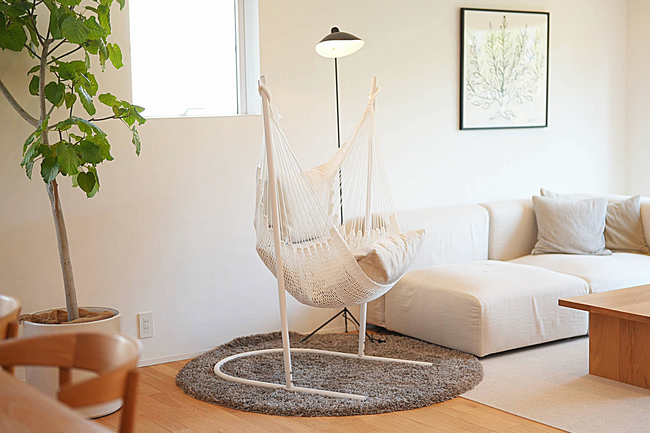 秋の「おうち時間」を “とろける” ハンモックチェアで過ごそう！省スペースで叶う、私だけの至福のリラックスタイム♩