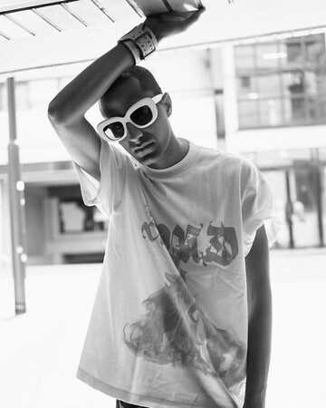 原宿のセレクトショップ"utility"がロックバンド"UVERworld"の今月行われる東京ドーム公演を記念し、Ba.信人との共同produceによる"Asian Mad Dog"を発表