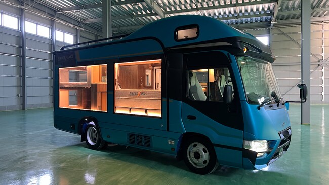 【ジャパンモビリティショー2025】日本最大級のキャンピングカーメーカー『ナッツRV』が、室内まる見えの特別製作“スケルトンキャンピングカー”を出展！