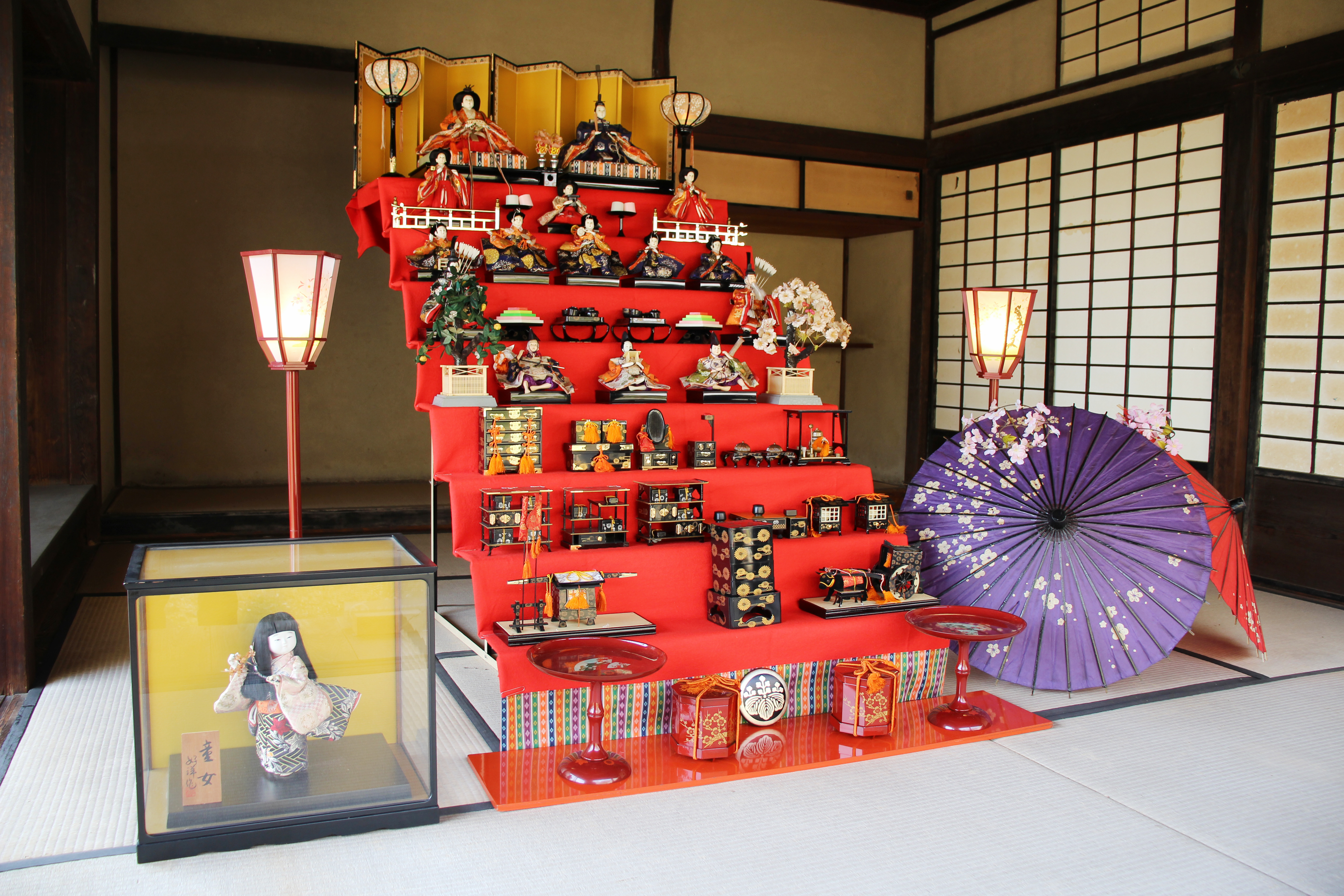 【奈良県立民俗博物館】古民家×昭和の雛人形×梅林。春の絶景を楽しむスポット展「…