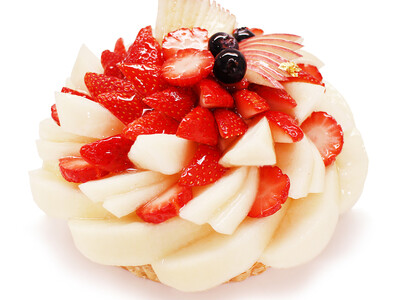 【カフェコムサ】天高く舞い上がる丹頂鶴をフルーツで表現　2026年　新春のケーキ ～いちごと洋梨のケーキ～