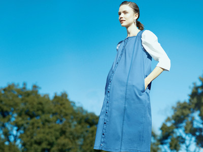 体の締め付けがなく妊婦さんの強い味方！コムサ・ブロンドオフのジャンパースカート