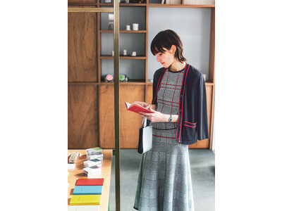 凛としたトラッドのイメージをニットで優しく表現！ルミノーゾ・コムサのニットセットアップ