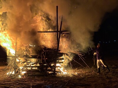 ���ꌧ���̎��R�����T�C�g�E�����ŁA���N���u�S�Ε����v�����{�\ �`���s����ʂ��āA���R�̏z�Ɛ������l���𖢗��� �\