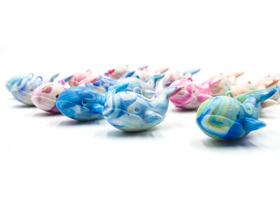 「The Whale」生物多様性クジラキーホルダー、メルキュール佐賀唐津リゾートで販売開始──廃ペットボトルキャップ100%、唐津の離島・小川島の子どもが描いた絵が原型