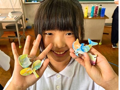 給食の残りでコンポスト、育てたミニトマトを地域の介護施設へ。SDGsに取り組む唐津市・玉島小学校の児童11名が、ペットボトルキャップをキーホルダーにアップサイクル