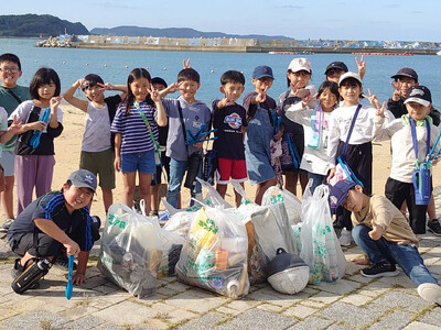 呼子小学校3年生、唐津市呼子町キャランコビーチでの海岸清掃活動を通じて環境保護を学ぶ