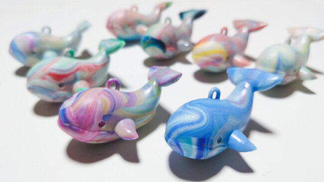 “海を想う”クジラ型キーホルダー「The Whale」～世界にひとつ、ペットボトルキャップから生まれた命のかたち～