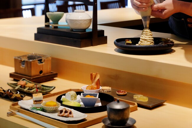 【バンヤンツリー・東山 京都】カウンター越しの特別体験で味わう「秋のスイーツ会席」開催料理長とペストリーシェフが紡ぐ秋を映したアフタヌーンティー