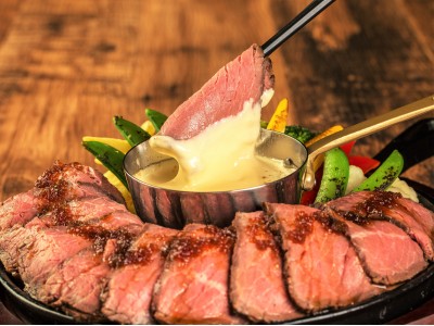 肉×チーズの贅沢コラボ！ローストビーフにチーズフォンデュが食べ放題で1,980円！「ニッチーズ 静岡店」にて提供