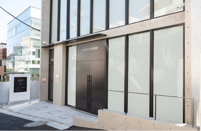 ヘアケアブランド「ラブクロム」のフラッグシップストア表参道店が8/5(火)にグランドオープン。ブティックやサロンの他、新たにカフェも併設した、美と癒しの空間を。