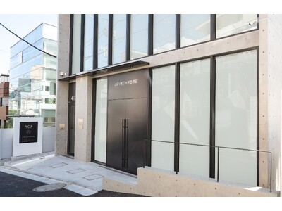 ヘアケアブランド「ラブクロム」のフラッグシップストア表参道店が8/5(火)にグランドオープン。ブティックやサロンの他、新たにカフェも併設した、美と癒しの空間を。