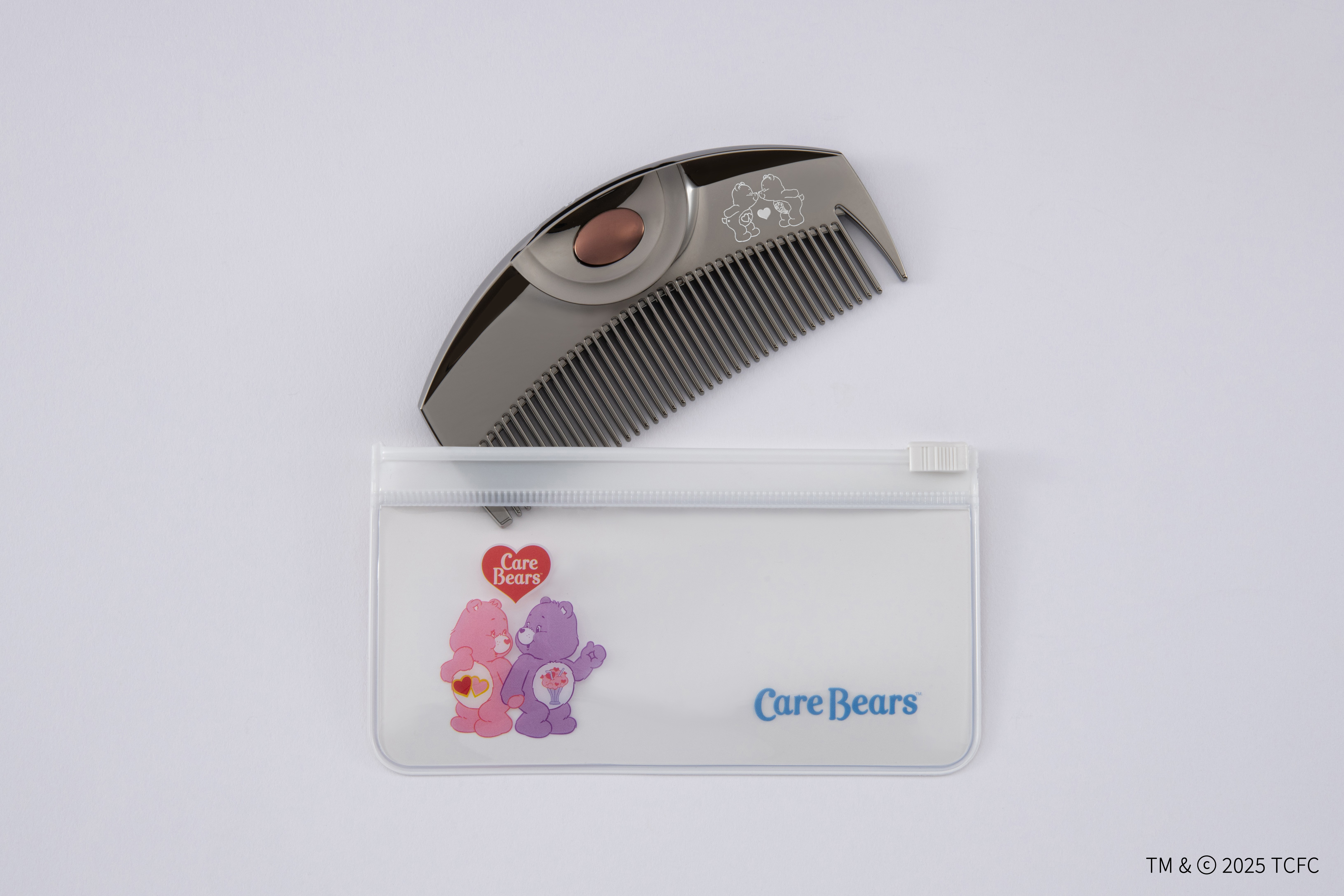 PLAZAにて、ケアベア(TM)が描かれたLOVECHROME限定ヘアコームが登場。 8/29(金)より全国のPLAZA店舗及びPLAZAオンラインストアにて発売開始。