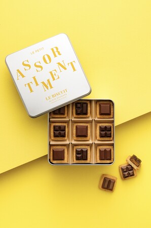フランス・パリ発のビスケット専門店「ル・ビスキュイ・アラン・デュカス」 ザクザクのプラリネ入り！幾何学デザインのショコラをのせた伊勢丹新宿店限定ビスケット10/22（水）全国販売スタート！