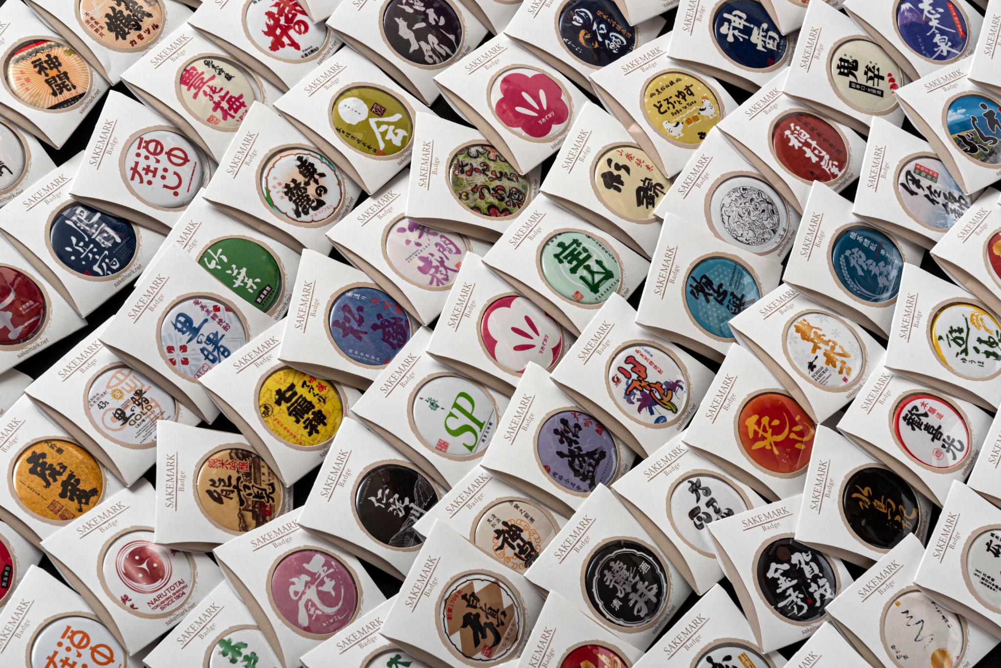 【提携数200社突破】SAKEラベルの美学を世界へ届ける「SAKEMARK」。「SAKE缶バッジ」と「JapanArtTile」の2本立てで国内外へ本格発信。