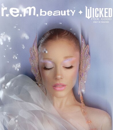 アリアナ・グランデが映画『Wicked:For Good』× r.e.m. beauty 公式ビジュアルにて、渡邊 成(Joe Watanabe)のアクセサリーを着用