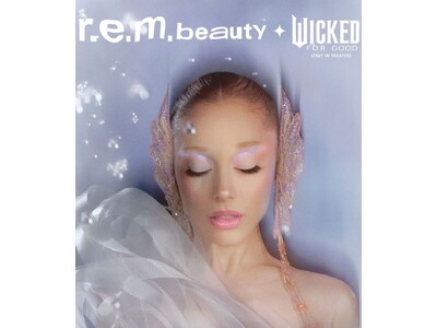 アリアナ・グランデが映画『Wicked:For Good』× r.e.m. beauty 公式ビジュアルにて、渡邊 成（Joe Watanabe）のアクセサリーを着用