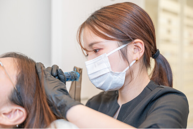 薄毛や抜け毛に悩む女性に寄り添う：頭皮アートメイク専門の看護師：月乃なつ。頭皮アートメイクの個別無料相談を開始。