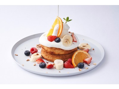 6月限定アニバーサリーパンケーキは香ばしくヘルシーなアーモンドミルクパンケーキ。バラの香り漂う希少な“バタックペッパー”の濃厚チョコケーキ「ケーク・オ・ショコラ・エピス」も新登場！