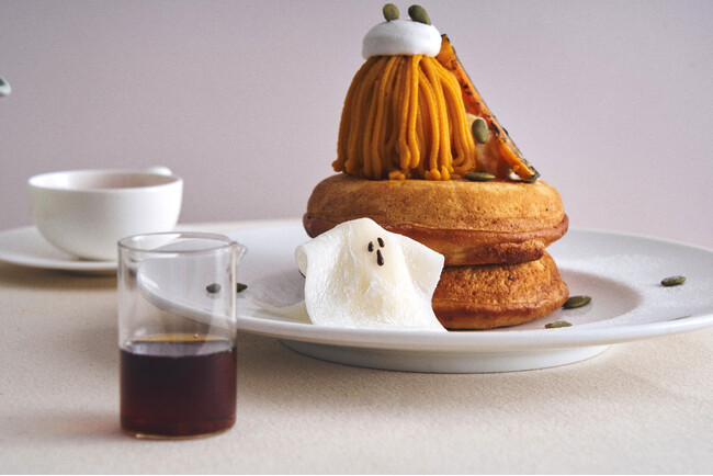 キュートなおばけとひんやりアイスがかくれんぼ！秋の味覚を楽しむ、とっておきハロウィンパンケーキ。北海道産かぼちゃのやさしい甘さとメープルの魔法で、ハロウィンをもっと楽しく！
