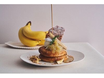キャラメルバナナ×ほうじ茶、ビブリオテークの4月限定パンケーキ登場！香ばしさととろける甘さが重なる春の一皿。