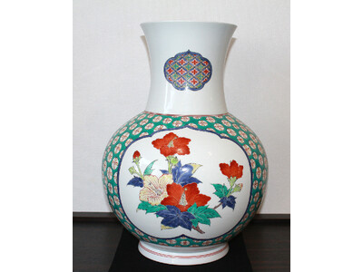 【阪神梅田本店】陶芸分野の人間国宝作家39名と文化勲章受章作家9名を中心に巨匠陶芸家達の作品を展覧いたします。