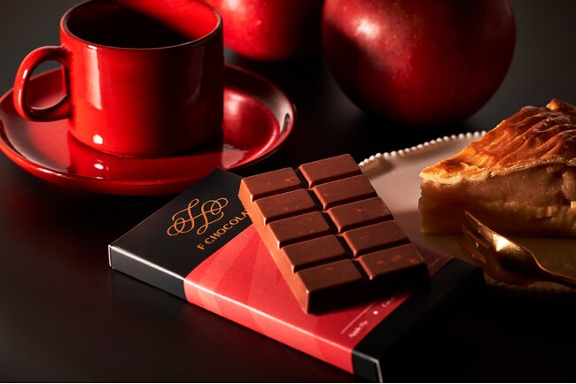 【秋冬限定】焼きりんごとバターの香りがほどける “アップルパイ・タブレットチョコ” 新発売