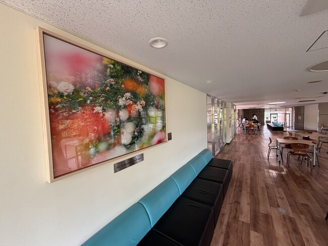 東京エリア以外では初めて、国公立大学でも初の展開！「Art in Student Life Project」に協賛しているNII日本情報産業が群馬大学 にてアーティスト 蜷川実花の作品展示を開始