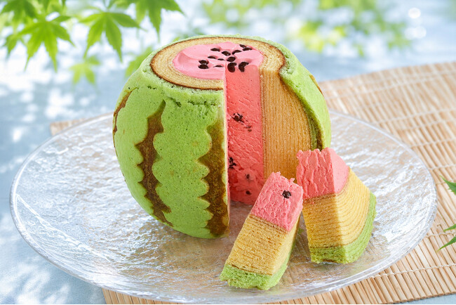 【7月27日「スイカの日」に生まれ変わる】本物そっくり「すいかバウム」がリニューアル！生クリーム増量で、“お値段変わらず”もっと贅沢な味わいへ。