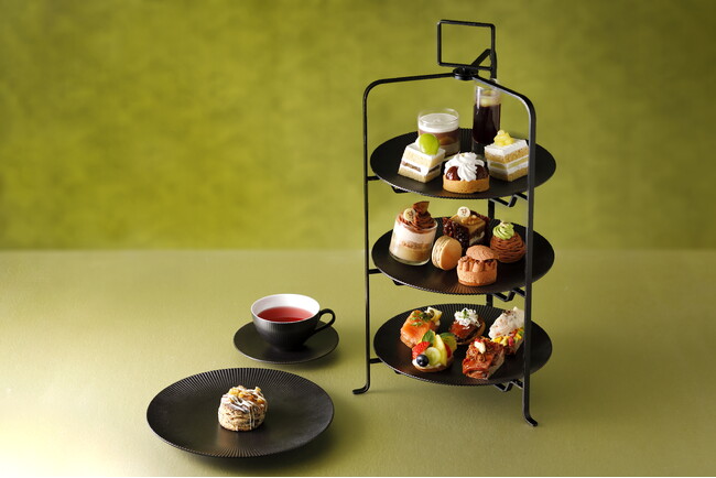 「パティスリーSATSUKI」と「ピエール・エルメ・パリ」秋の饗宴　『スーパーアフタヌーンティー～栗とぶどう～』