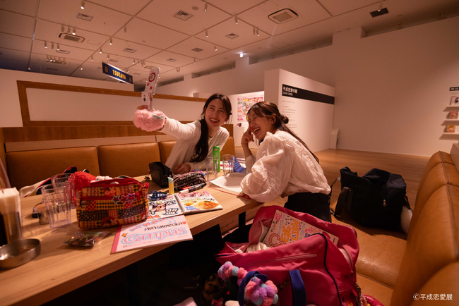 ポケベルやガラケー、デジカメやプリ帳など平成の懐かしアイテムを“触って遊べる”新体験！平成約30年の恋愛をたどる「平成恋愛展」、いよいよ明日から開幕