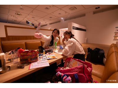 ポケベルやガラケー、デジカメやプリ帳など平成の懐かしアイテムを“触って遊べる”新体験！平成約30年の恋愛...