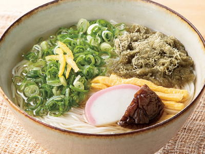 奈良生まれの素麺『三輪の神糸』を味わう！「とろろ昆布のにゅうめん 三輪の神糸使用」が関西2府4県のセブン‐イレブン店舗にて限定発売中