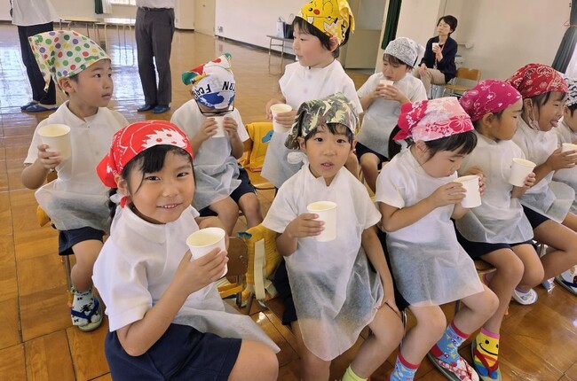 泉大津市内の認定こども園で“出汁”から始める給食調理体験