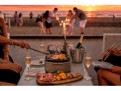 ���q�E�R�䃖�l�̊C�̉ƁuBBQ SEASIDE LOUNGE�v�����̒��Ԃ�����āA�A�t�^�[6���X�Ɋy���߂����̐V�N�[�|���a���I 8���l�ȏ�ŃX�p�[�N�����O���C��1�{�A16���l�ȏ��2�{���v���[���g