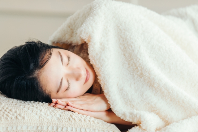 「夜になると耳の中でドクンドクン…」――その“鼓動音”、もしかして「拍動性耳鳴り」かもしれません。