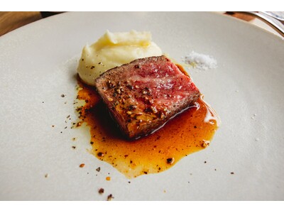 【L’IGNIS】初夏の薫風と薪火が奏でる10年の軌跡。自社熟成ドライエイジングビーフをメインに、旬の味覚を凝縮した「L’IGNIS 10th Anniversary Course」を5月限定で。