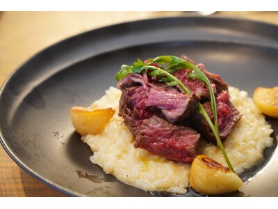 目の前で仕上げる“炎のチーズリゾット”に新作登場！裂いた牛フィレステーキ100gをのせたペコリーノロマーノリゾット